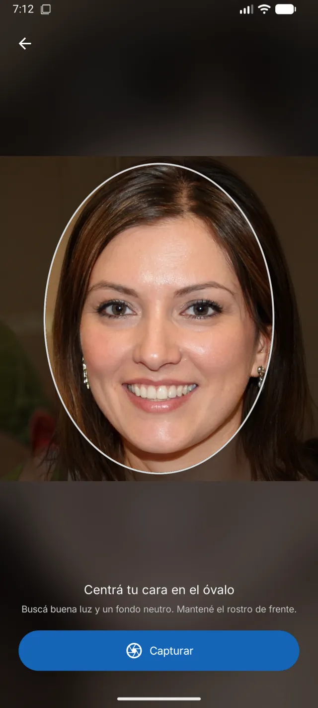 Cámara frontal de la app con un óvalo que guía la posición de la cara