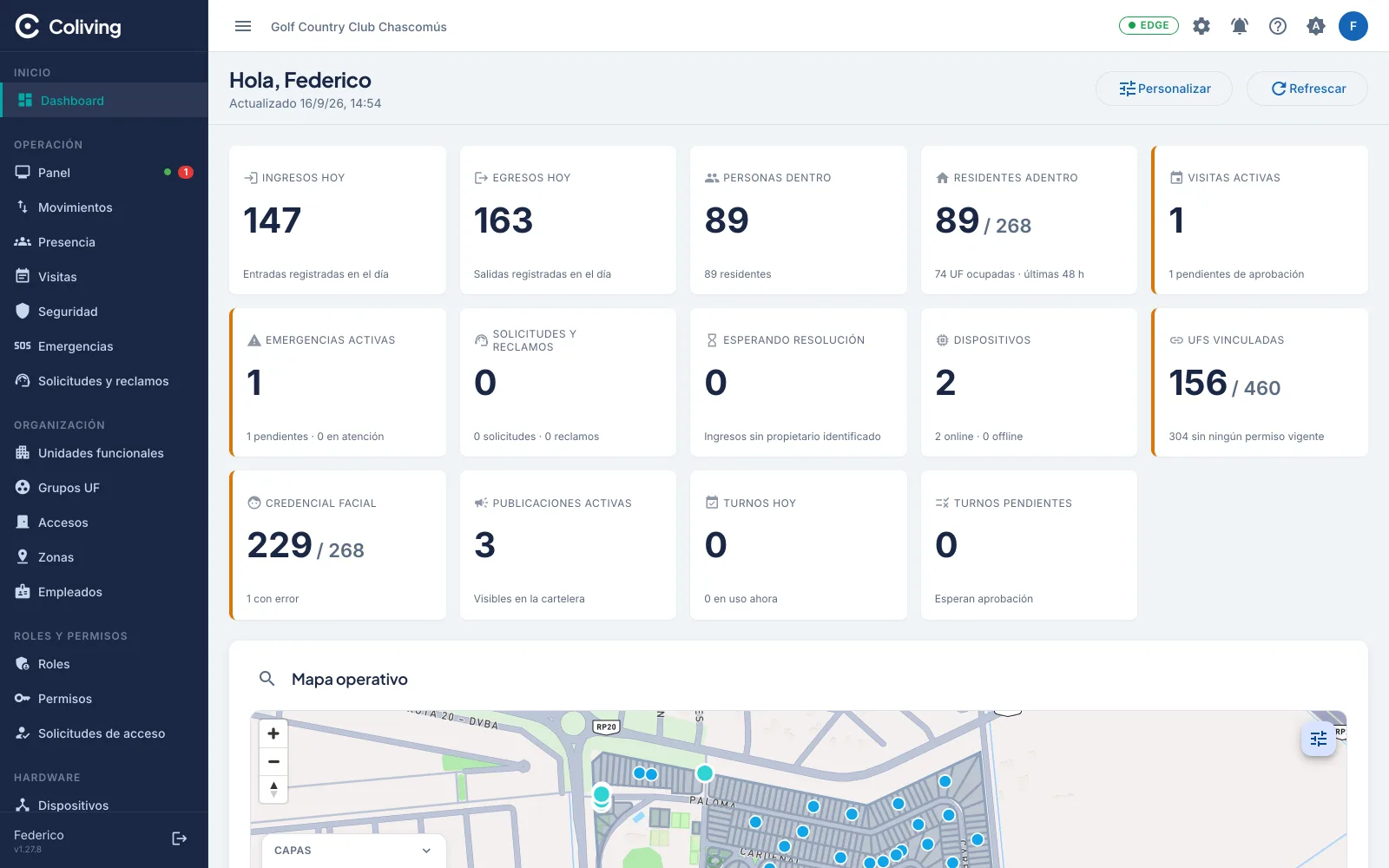Tablero de ColivingHub con ingresos y egresos del día, personas dentro del complejo, credenciales faciales activas y un mapa con los lotes